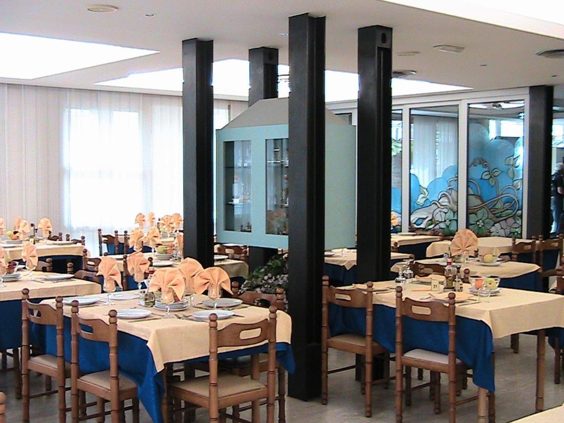 Hotel Universo Rimini Buitenkant foto